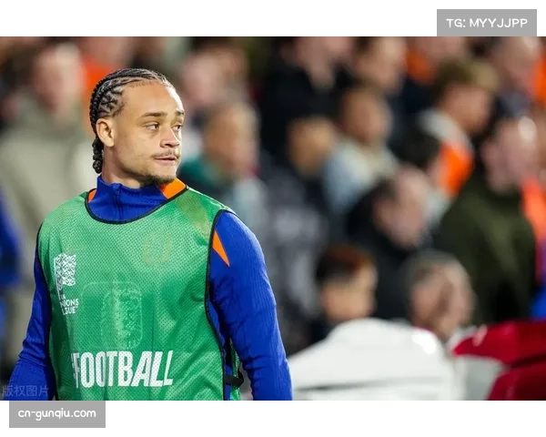 镜头捕捉：哈维-西蒙斯进球后冲向场边与恩师拥抱